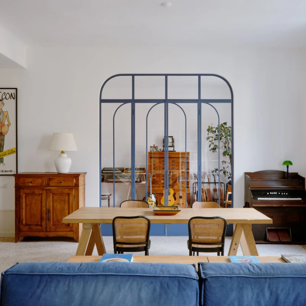 Ένα διαμέρισμα στο Μιλάνο με χαρακτήρα και φως