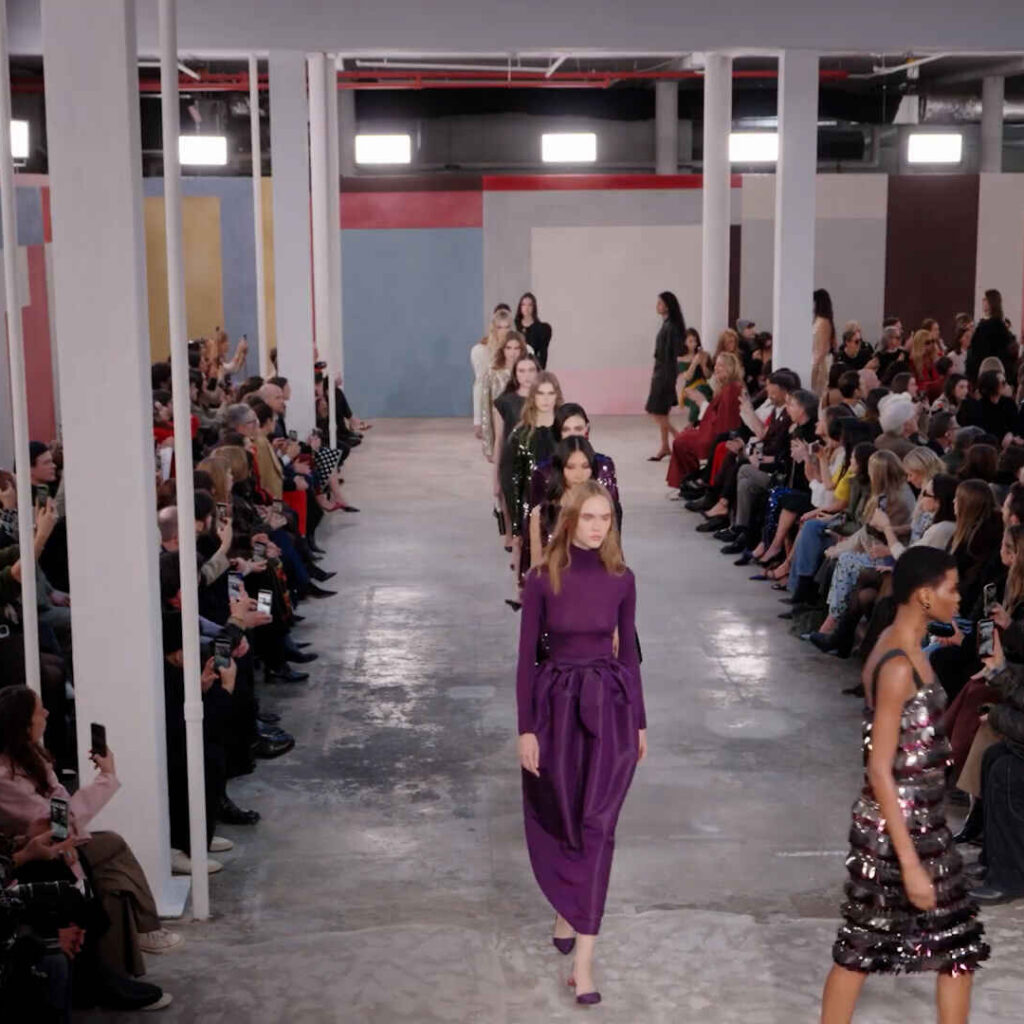 Carolina Herrera Φθινόπωρο-Χειμώνας 2026: Γιορτάζοντας τις γυναίκες στις τέχνες