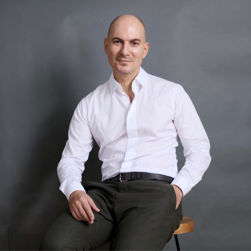 John Tsagaris: Ο Έλληνας γιατρός που κουράρει την Penélope Cruz και την Sienna Miller