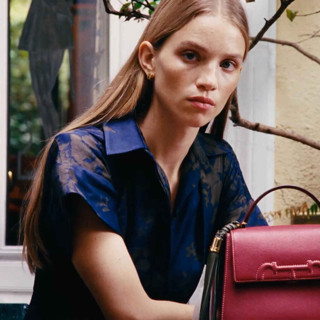 Η Rebecca Longendyke αποκαλύπτει την ουσία της με τις τσάντες Carolina Herrera