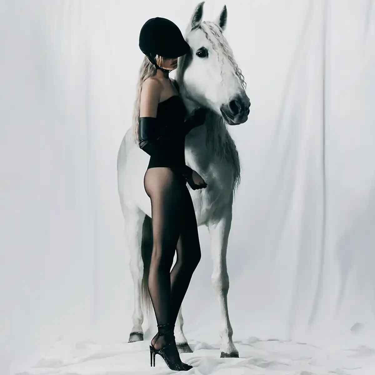 Rene-Caovilla-Riding-the-Light-11