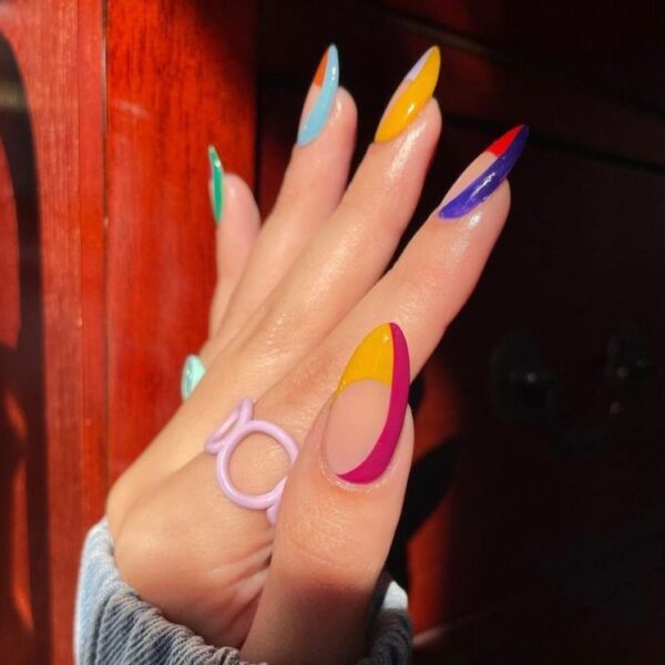 Ανοιξιάτικο μανικιούρ: Το 2026 λέει ναι στο χρώμα