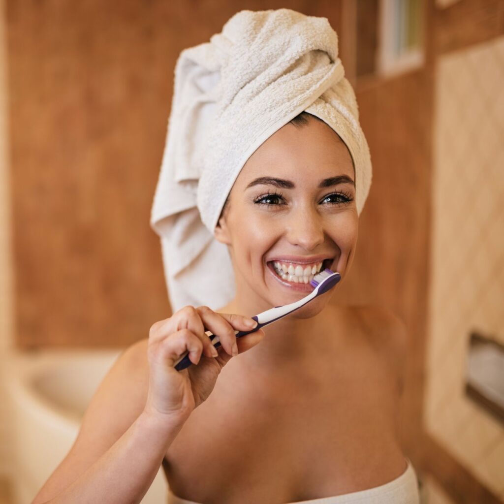 Πότε είναι καλύτερο να βουρτσίζετε τα δόντια: πριν ή μετά τον καφέ;