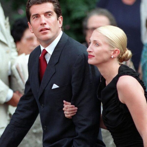 Carolyn Bessette Kennedy: Το δαχτυλίδι αρραβώνων – φόρος τιμής στην Jackie