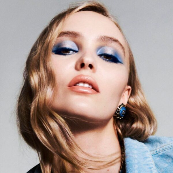 Η Lily-Rose Depp φοράει denim για τον οίκο Chanel