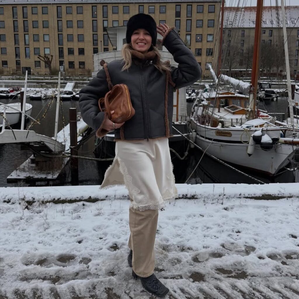 Οι δαντελένιες λεπτομέρειες μεταμορφώνουν το χειμερινό ντύσιμο