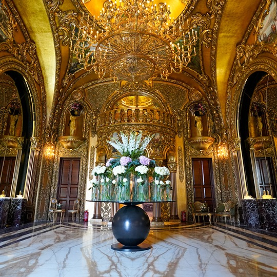 Το κατάστημα όπου αγοράζει τα αρώματά της η Χαλιμά είναι παραμυθένιο!