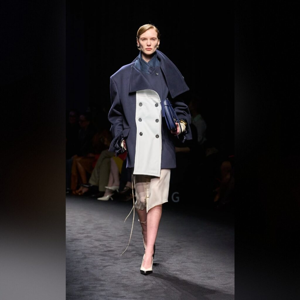 Εβδομάδα Μόδας Μιλάνου FW26: Ο Ferragamo σπάει τα στερεότυπα και φοράει navy το φθινόπωρο