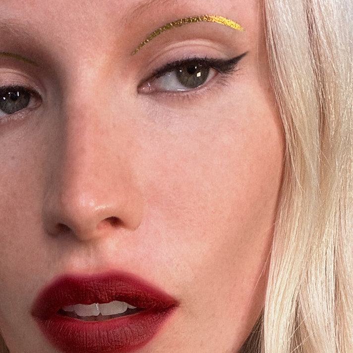 Λάμψη χωρίς κανόνες: Το glam beauty ξαναχτυπά!