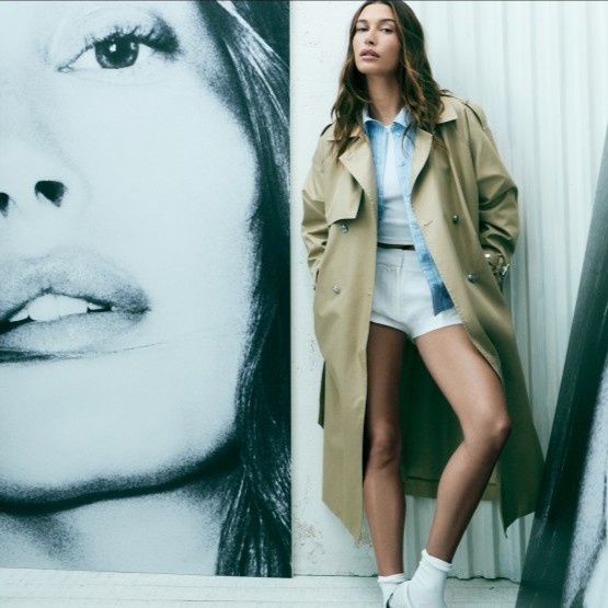 Hailey Bieber: Το νέο πρόσωπο της DKNY μας ταξιδεύει στη Νέα Υόρκη των ’60s