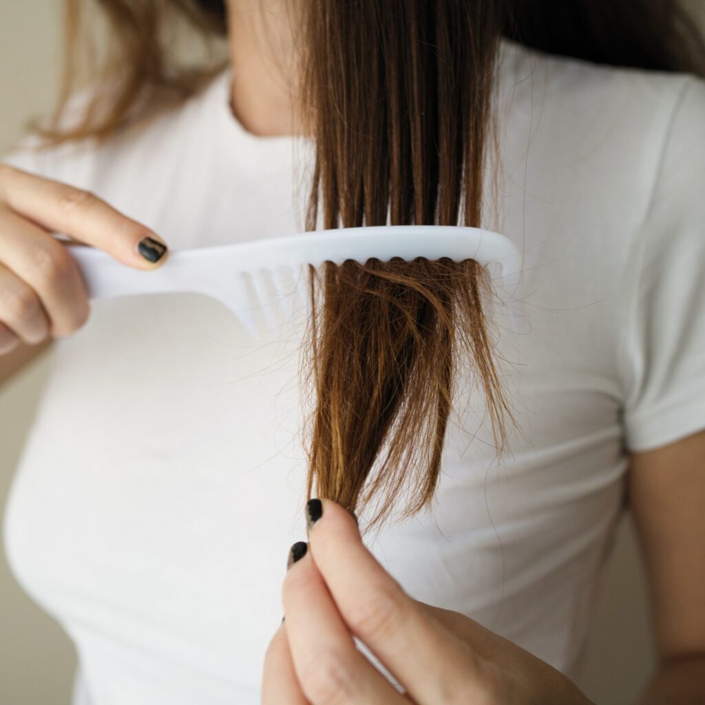 Αυτά τα απλά λάθη είναι ο λόγος που έχετε ταλαιπωρημένα μαλλιά και είναι φριζαρισμένα και θαμπά