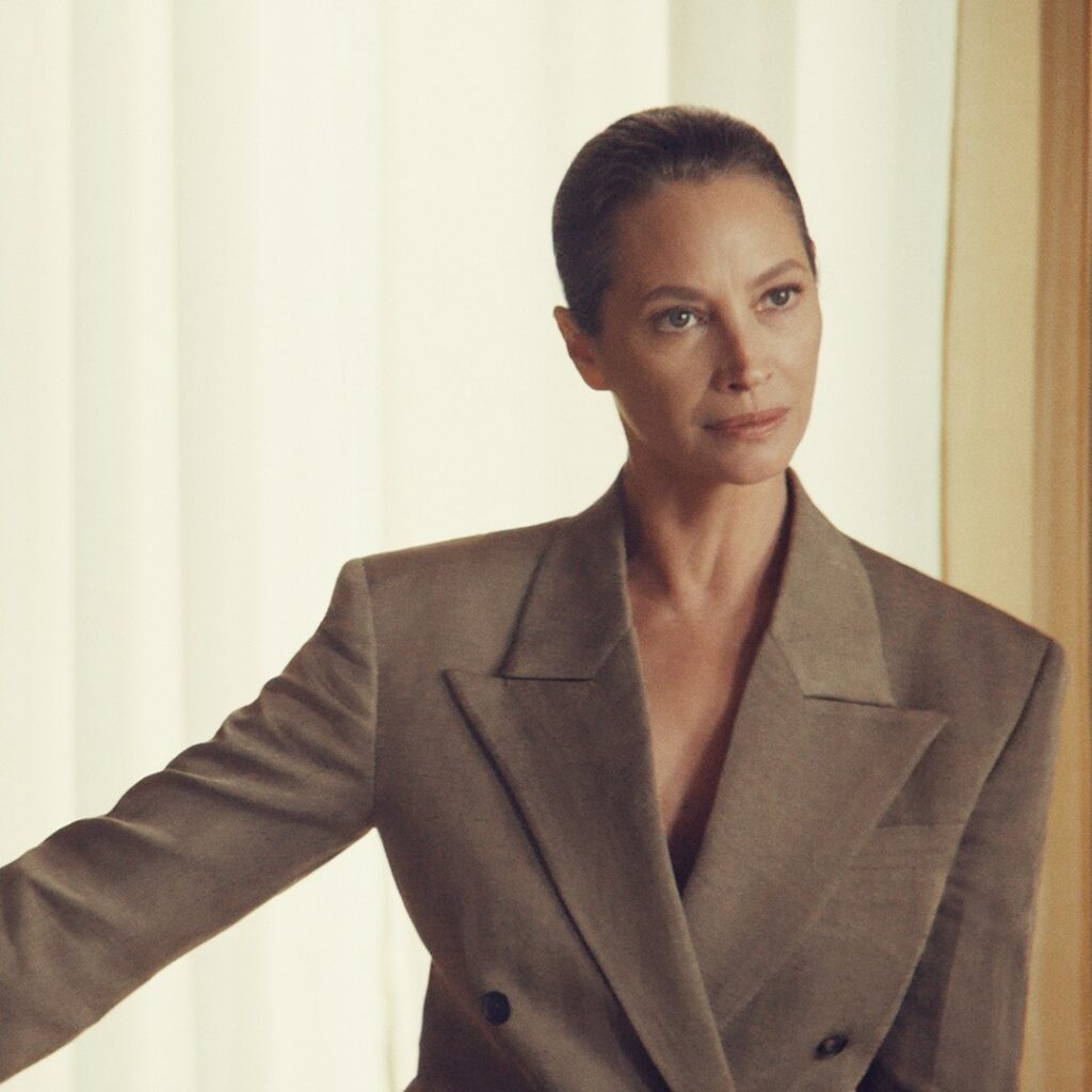 Η Christy Turlington ζωντανεύει την άνοιξη του Ferragamo