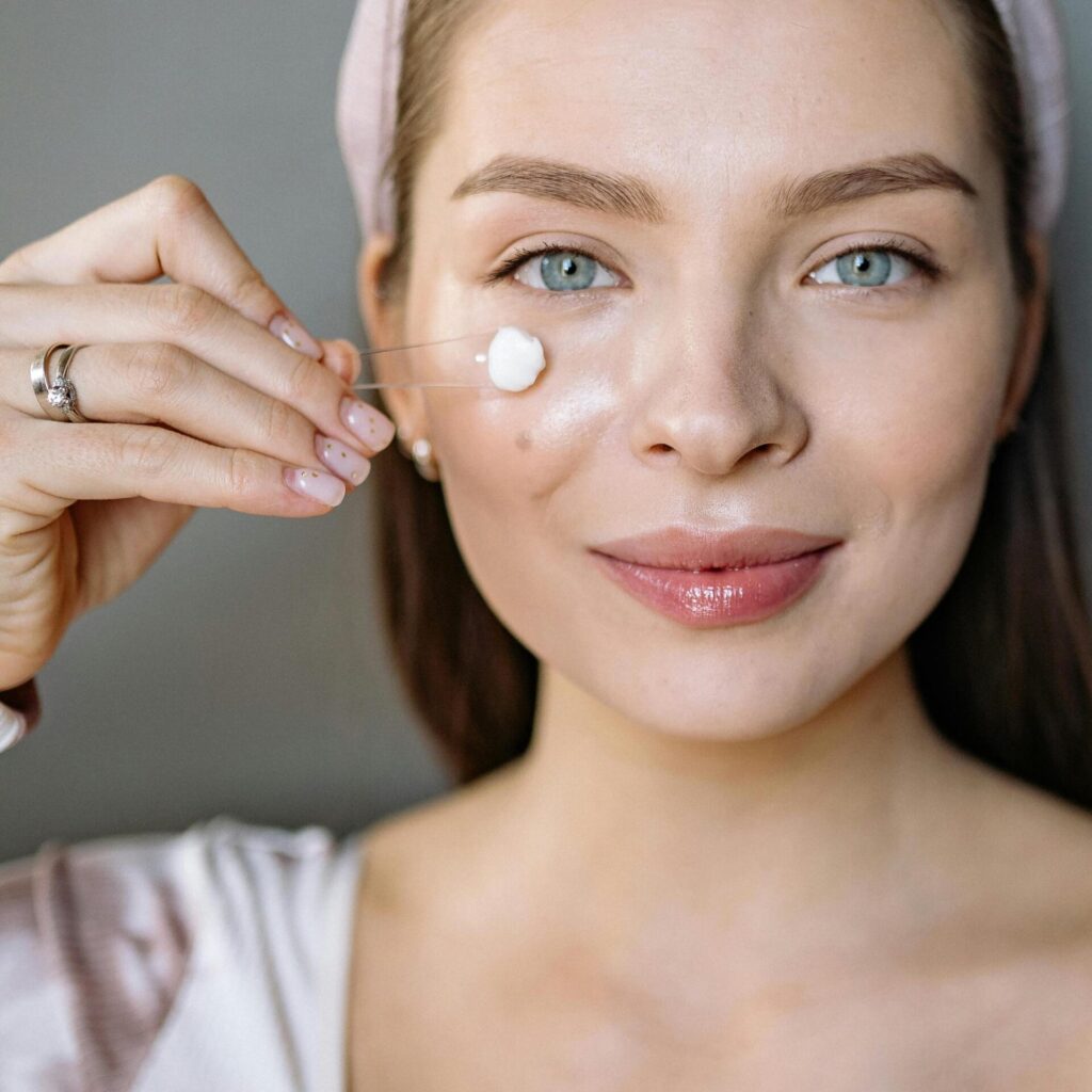 Κρέμα προσώπου: Γιατί δεν βάζουμε τα δάχτυλα στο βάζο;