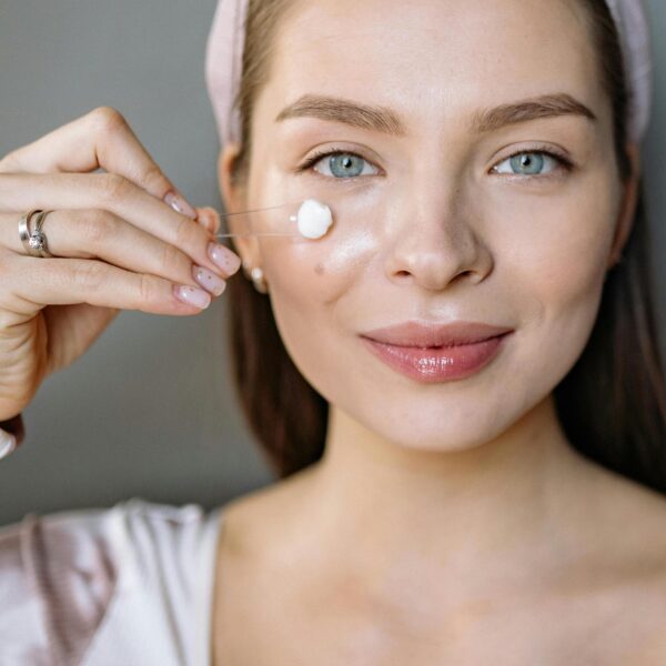 Κρέμα προσώπου: Γιατί δεν βάζουμε τα δάχτυλα στο βάζο;