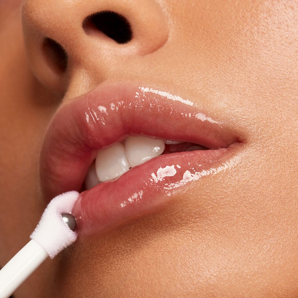 4 νέα lip gloss και lip oil για όγκο, λάμψη και ζουμερά χείλη