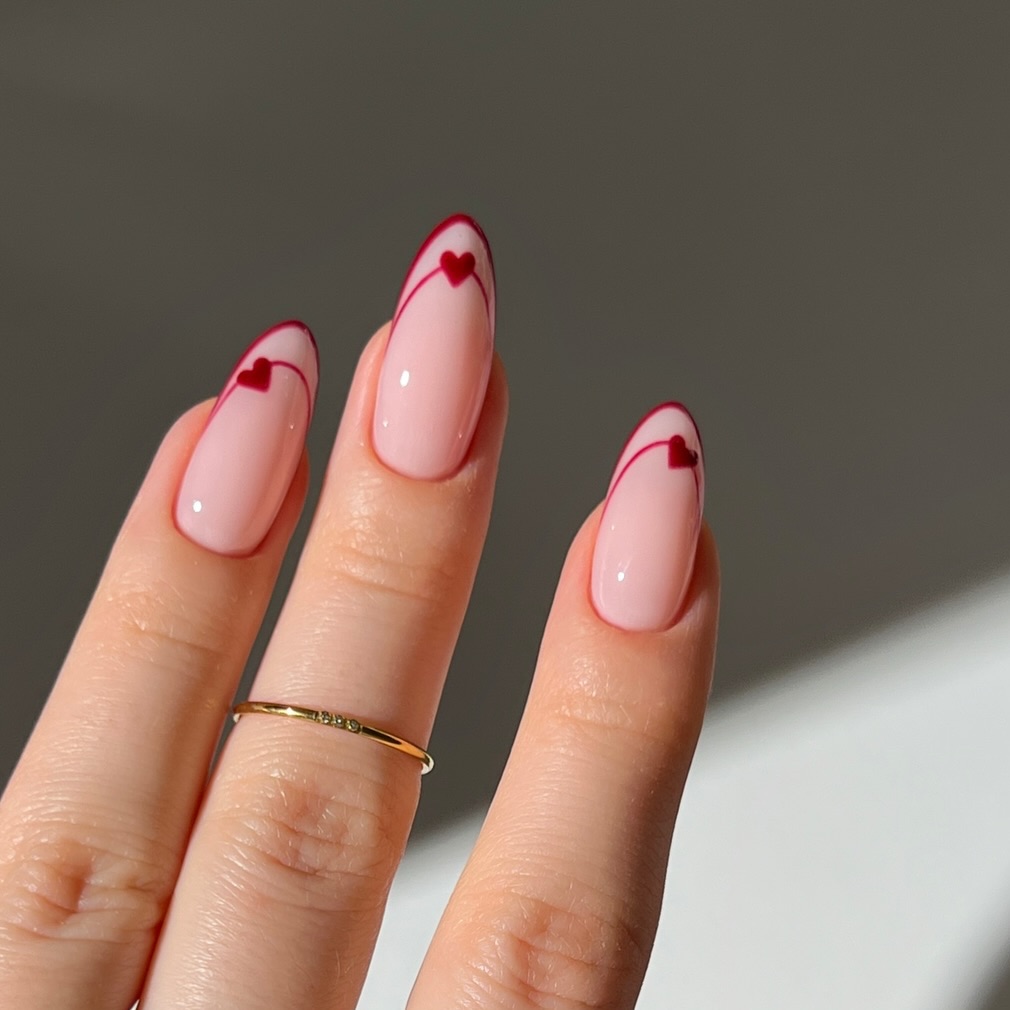 Η νέα εκδοχή των Minimal Valentine’s nails θα σας αρέσει