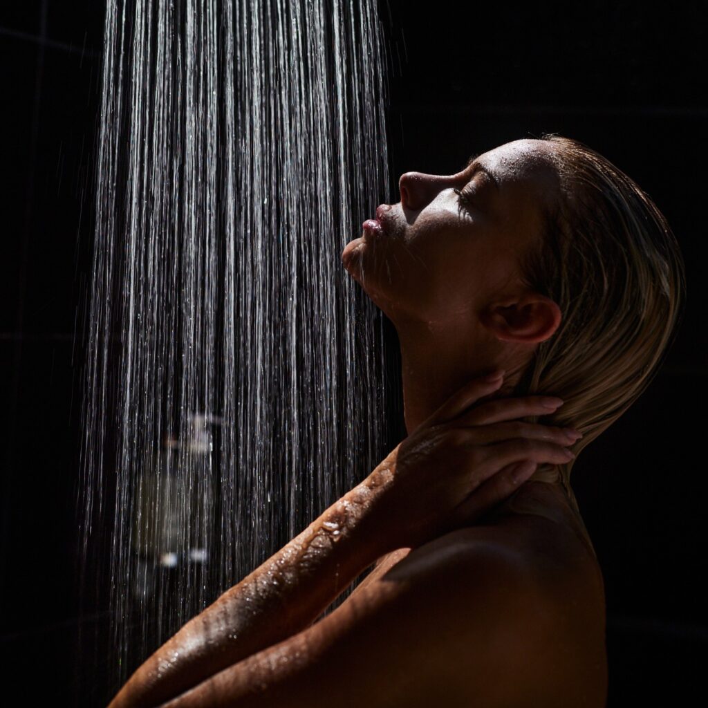 Το νέο trend του TikTok: Γιατί κάνουν όλοι ντους στο σκοτάδι;