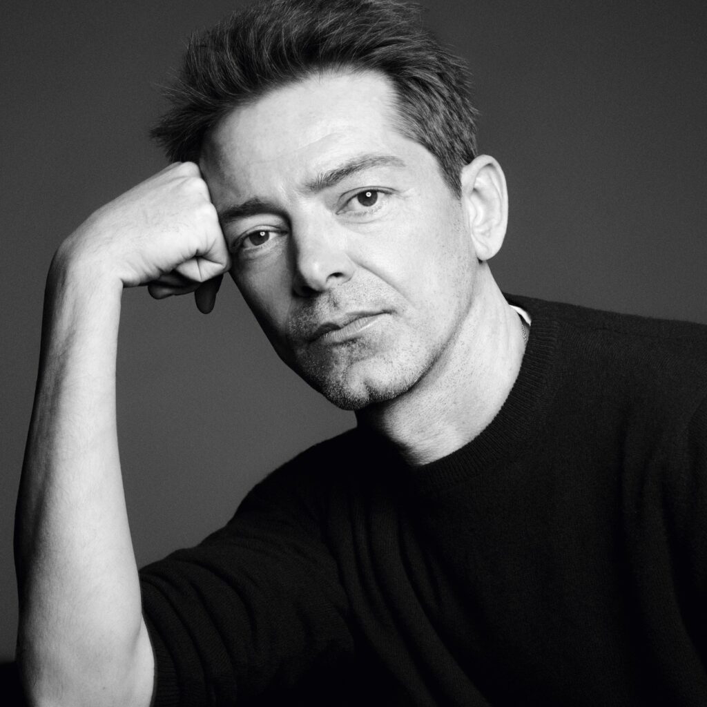 Versace: Νέο κεφάλαιο με δημιουργικό διευθυντή τον Pieter Mulier