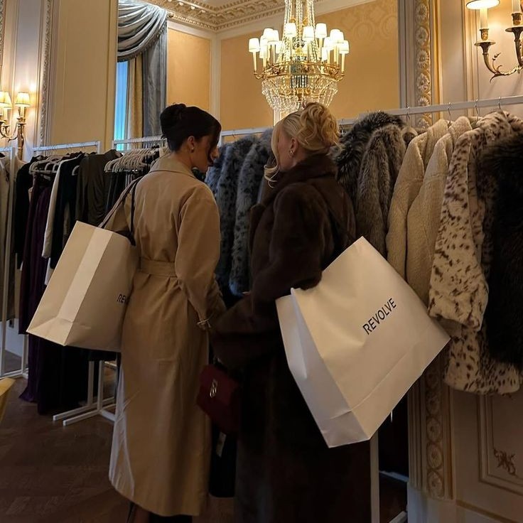 Μάλλον θα αρχίσετε να πλένετε τα νέα σας ρούχα όταν μάθετε τι “κρύβουν”