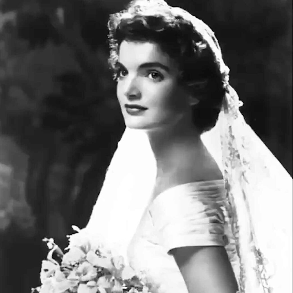 Τα 2 αρώματα της Τζάκι Κένεντι | Το ένα μόλις επανακυκλοφόρησε