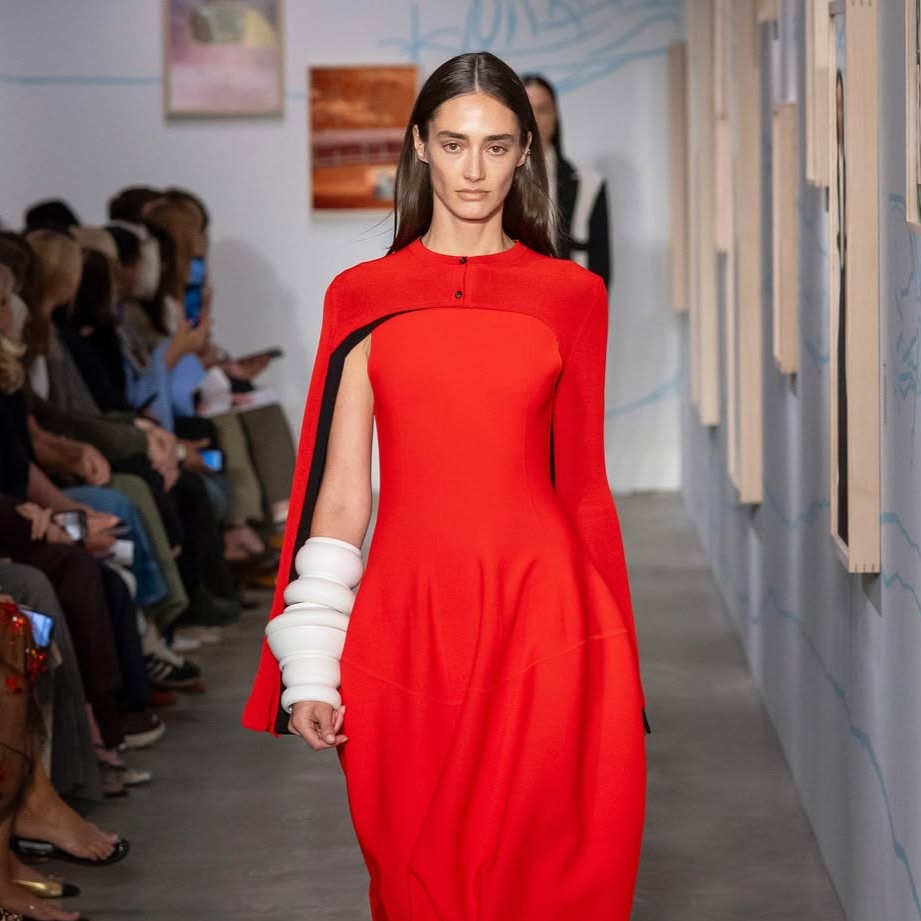 Πώς τα ογκώδη βραχιόλια γίνονται το απόλυτο “Cool Girl” αξεσουάρ