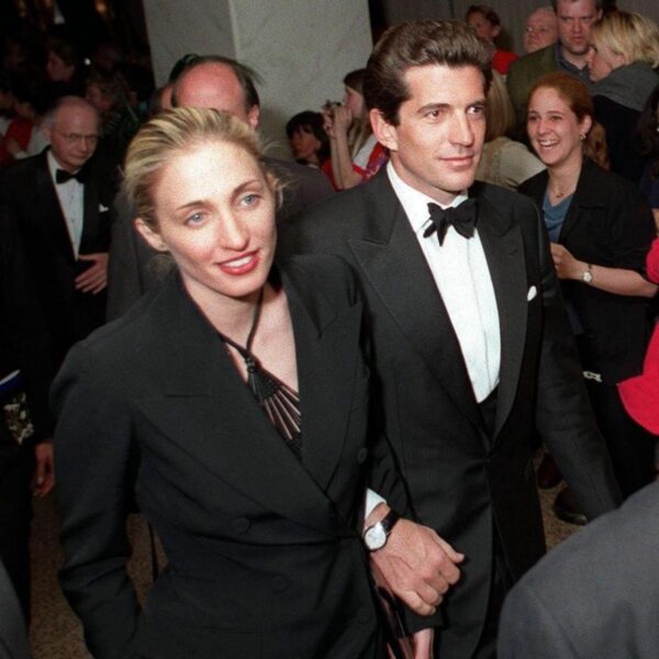 Η διαχρονική κομψότητα της Carolyn Bessette Kennedy εκτοξεύει την αξία του παλτό της