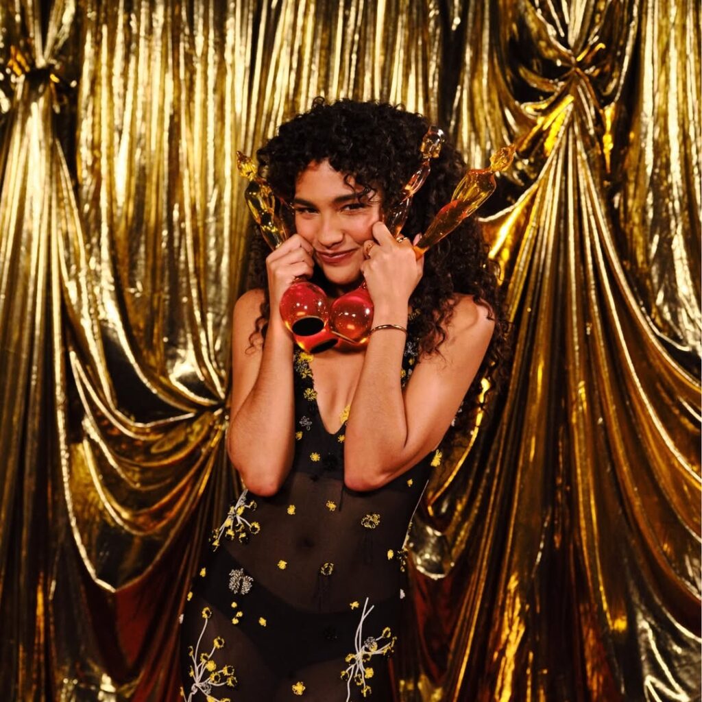 BRIT Awards 2026: Σαρωτική νίκη της Olivia Dean | Εκρηκτικά acts από Harry Styles, Dua Lipa και Rosalía