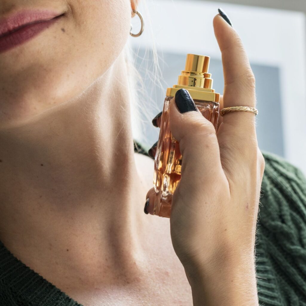 Είναι ασφαλές να ψεκάζετε άρωμα στον λαιμό; Τι λένε οι γιατροί