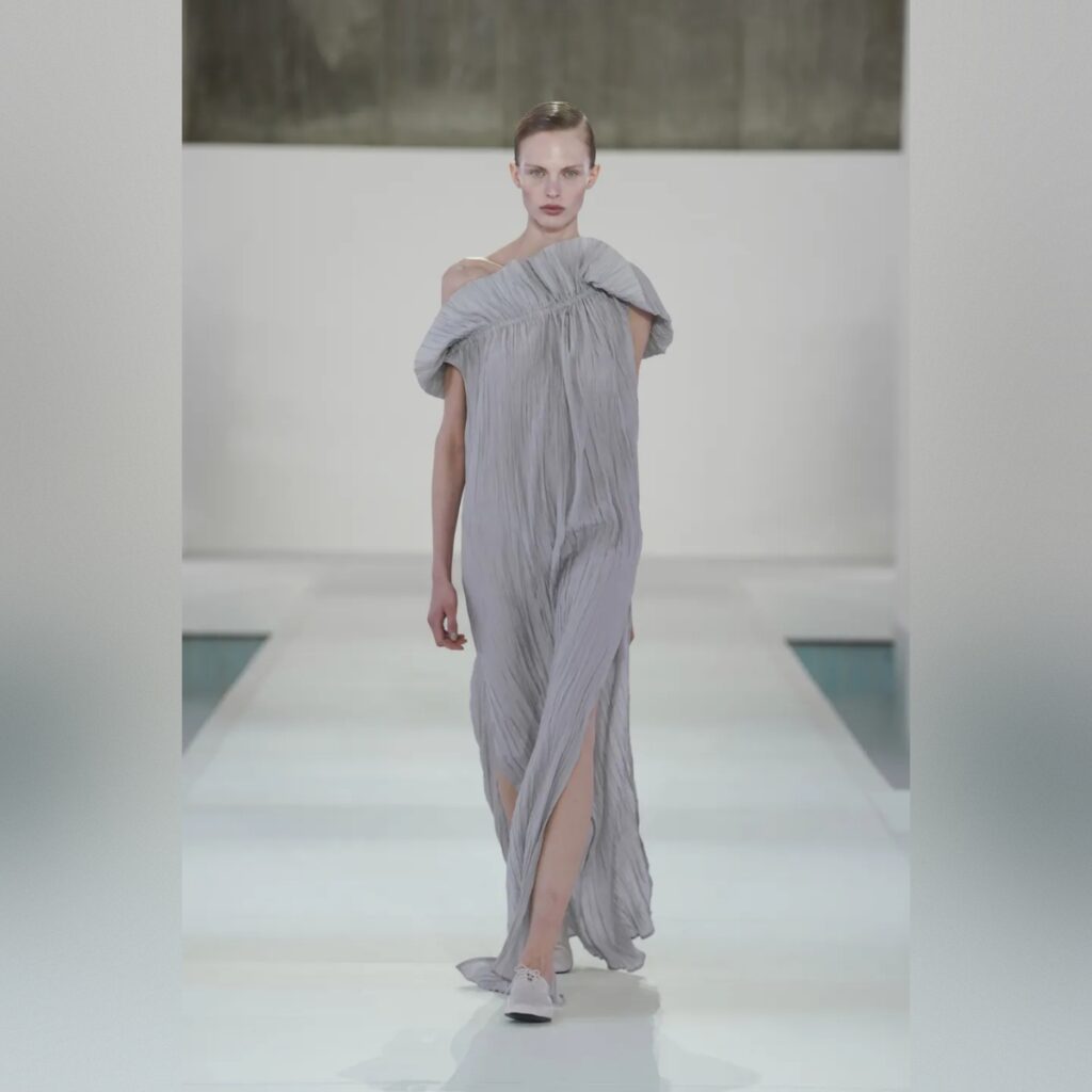 Cos SS26: Σκανδιναβικός μινιμαλισμός στη Σεούλ