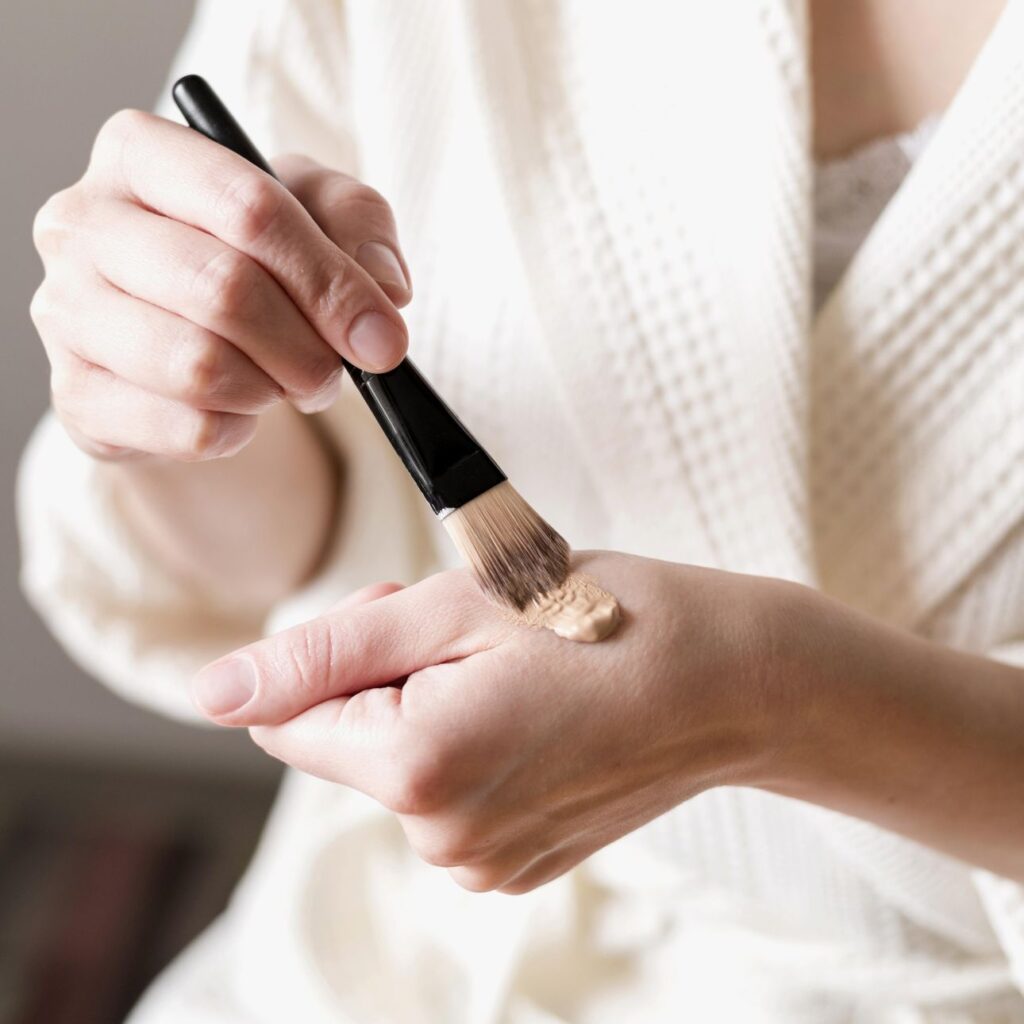 Foundation ή concealer πρώτα; Τι προτείνουν οι επαγγελματίες του μακιγιάζ