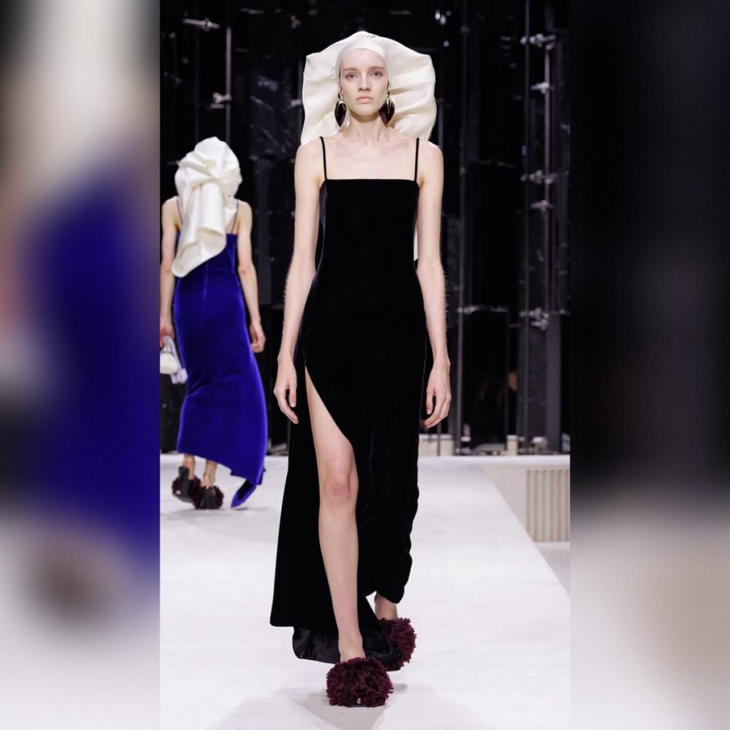 Εβδομάδα Μόδας Παρισιού FW26: Η Sarah Burton διευρύνει τη γυναικεία ταυτότητα του οίκου Givenchy