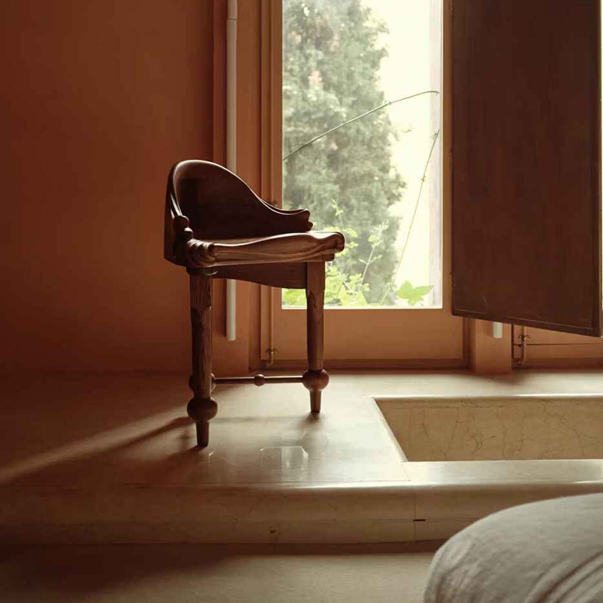 antoni-gaudi-furniture-