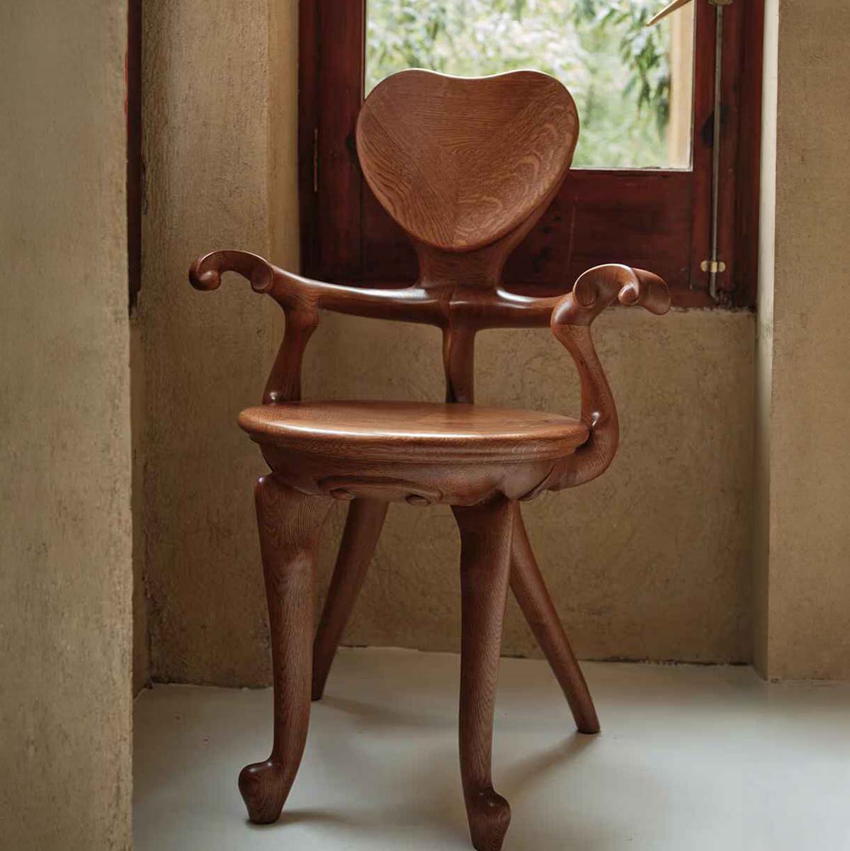 antoni-gaudi-furniture-