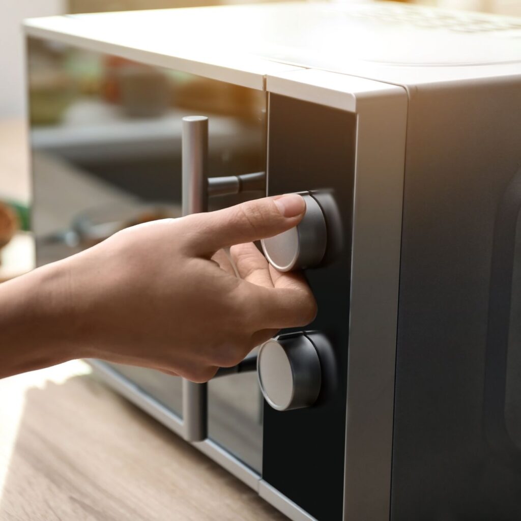 Οι ογκολόγοι προειδοποιούν: Σταματήστε αμέσως αυτό το λάθος με τον φούρνο μικροκυμάτων!