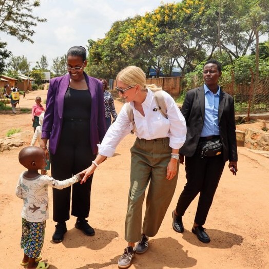 Η Marie-Chantal Miller κοντά στους πρόσφυγες της Ρουάντας