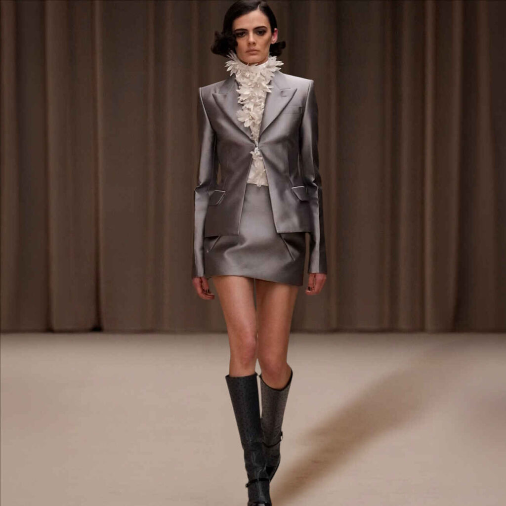 Εβδομάδα Μόδας Παρισιού FW26 : Ο McQueen μιλά τη γλώσσα της Gen Z μέσα από ένα ταξίδι μνήμης και αυτογνωσίας