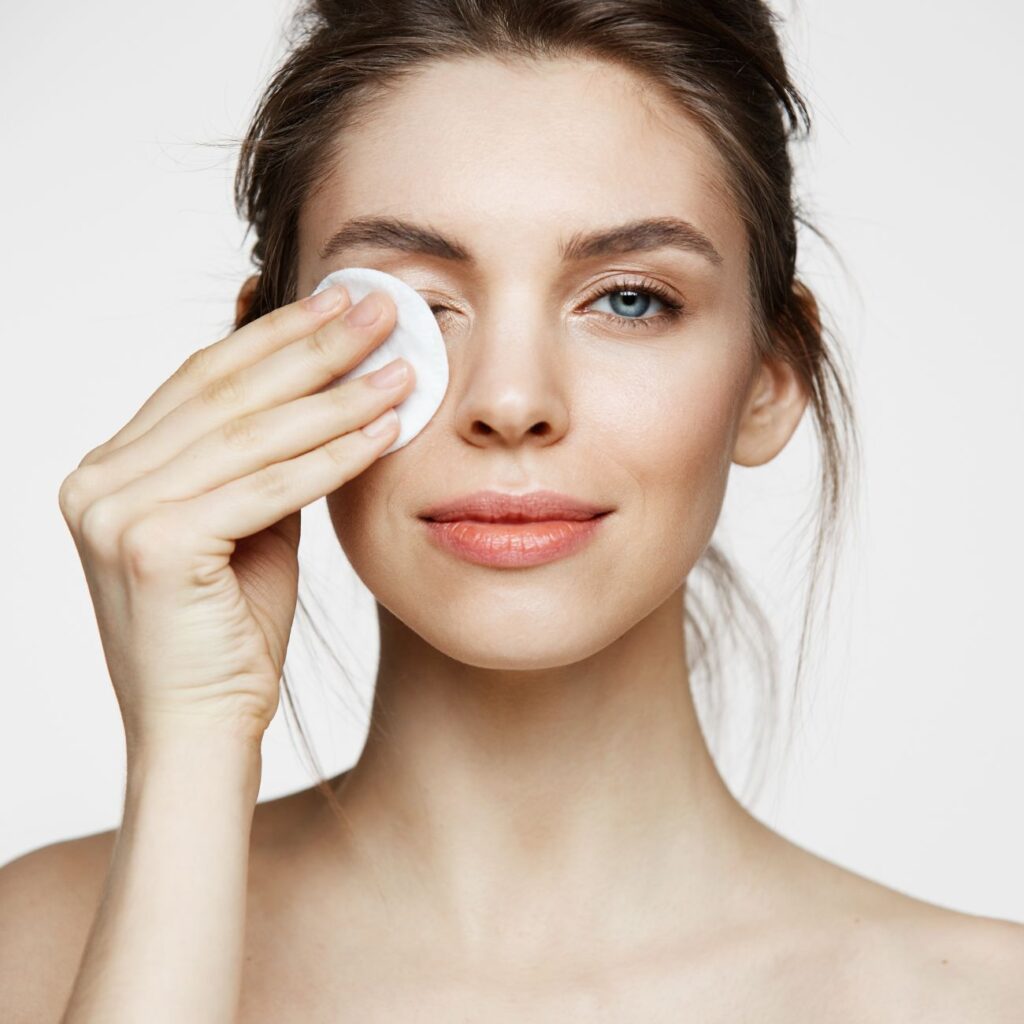 Micellar water: Πώς θα επιλέξετε αυτό που θα λατρέψει η επιδερμίδα σας