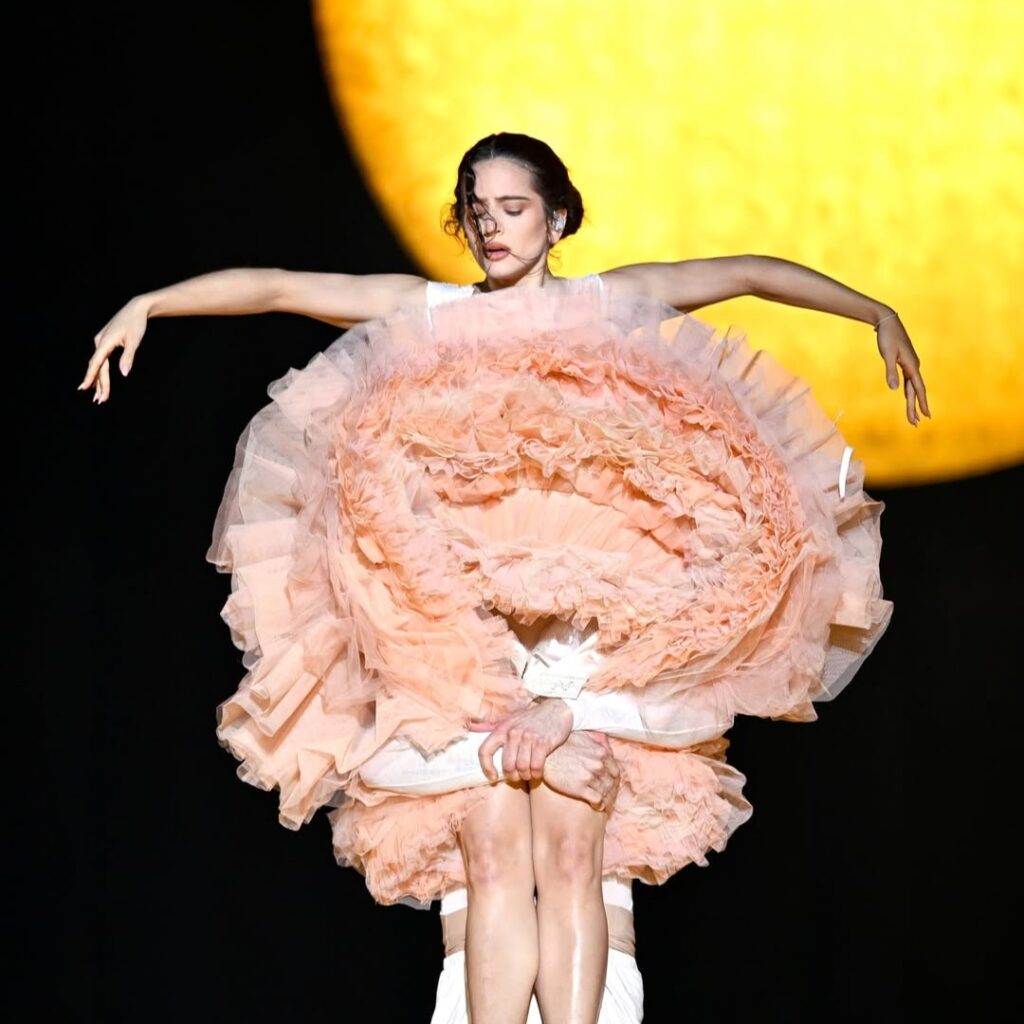 Η Rosalía φορούσε Ann Demeulemeester (και Stefano Gallici μαζί)