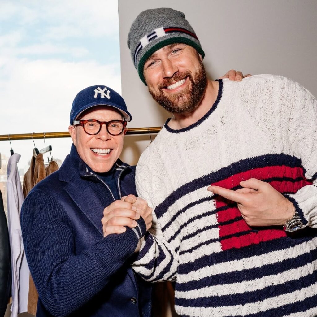 Η Tommy Hilfiger ενώνει τις δυνάμεις της με τον Travis Kelce σε μια δυναμική πολυεπίπεδη συνεργασία