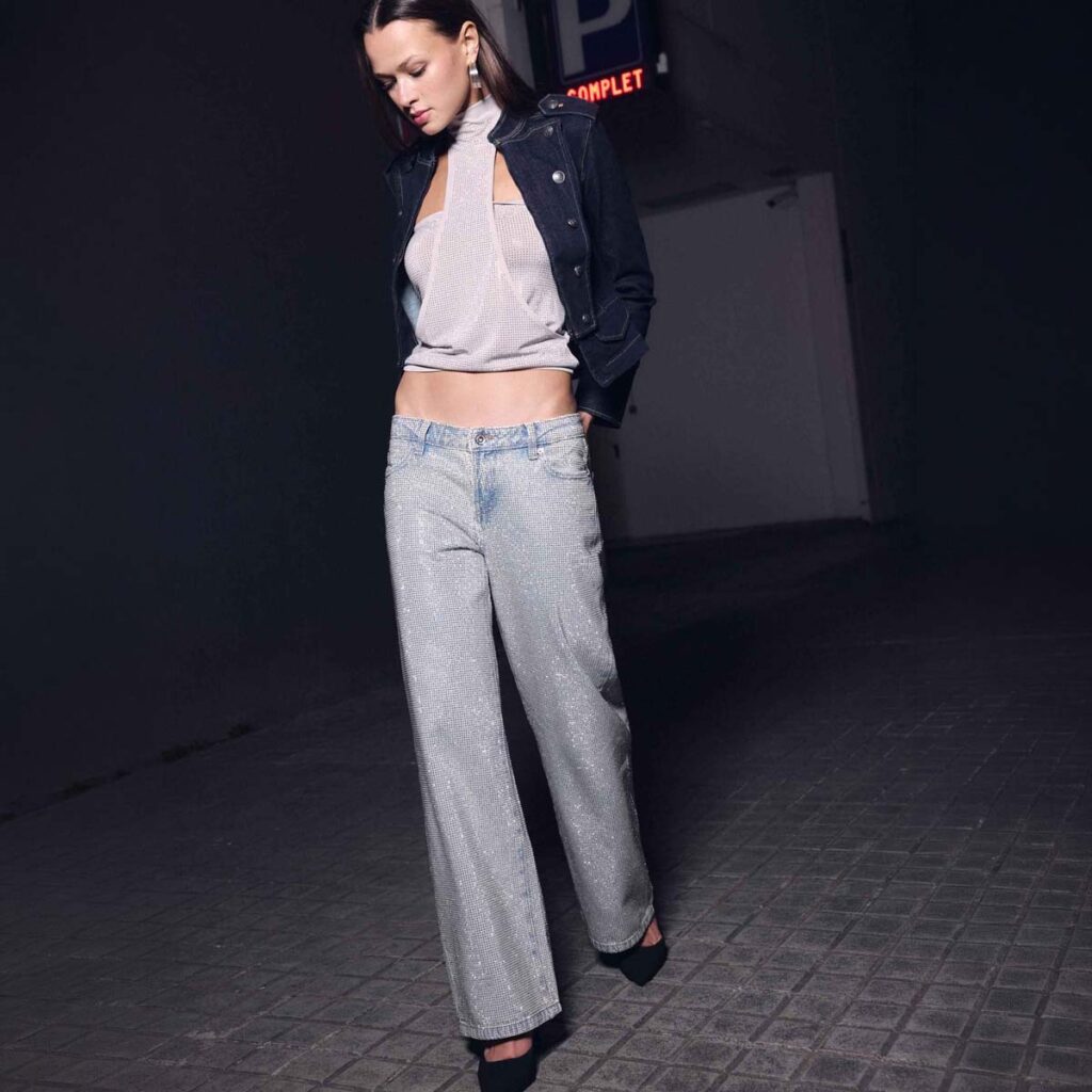 Jeans go party: Τα τζιν με στρας “τρεντάρουν” ακόμα στις βραδινές εμφανίσεις της άνοιξης