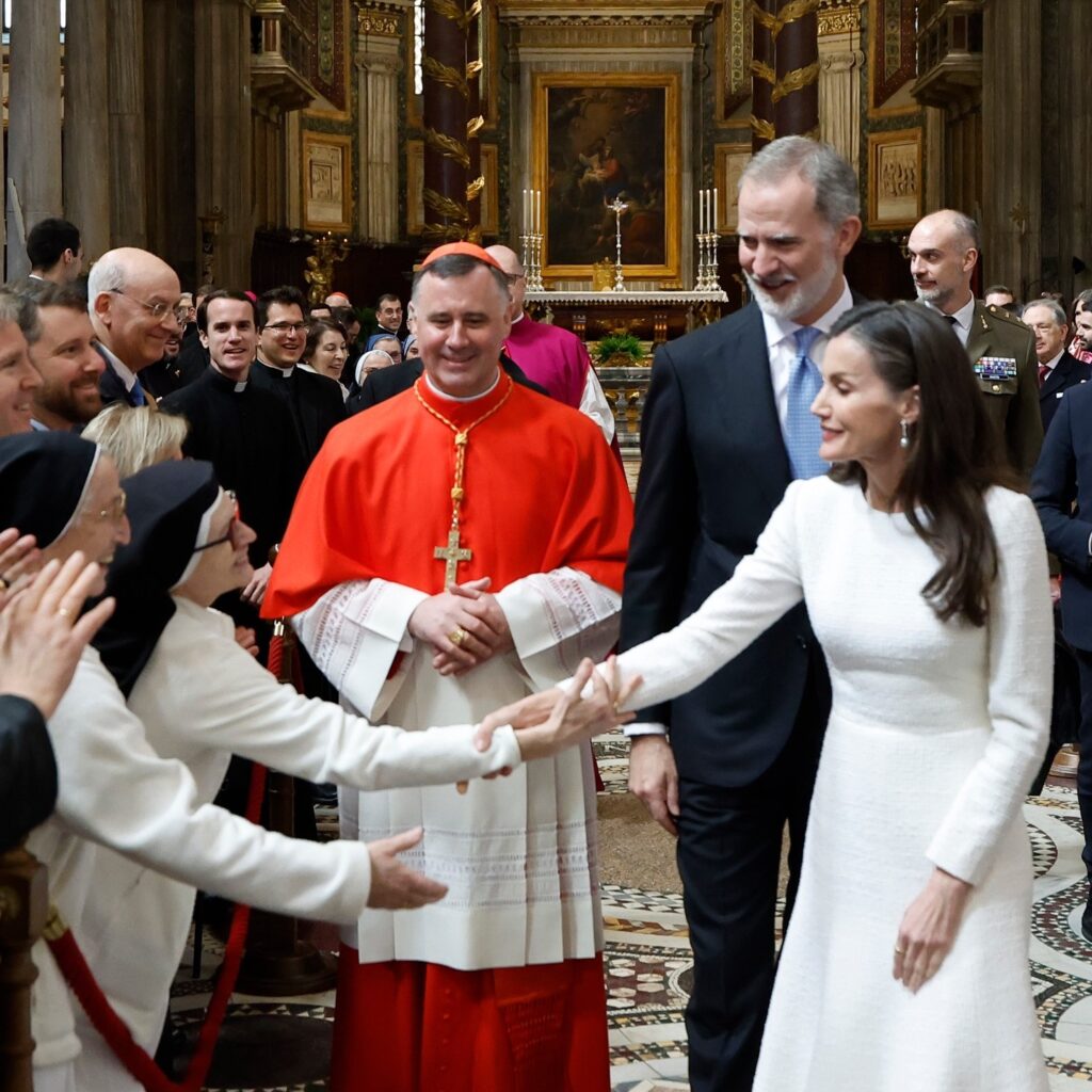 Η Letizia αξιοποίησε το σπάνιο ενδυματολογικό προνόμιο που έχουν μόνο 7 γυναίκες στο Βατικανό