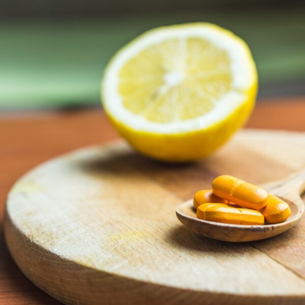 Πότε είναι η καλύτερη στιγμή για να παίρνετε βιταμίνη C; Τι λένε οι ειδικοί