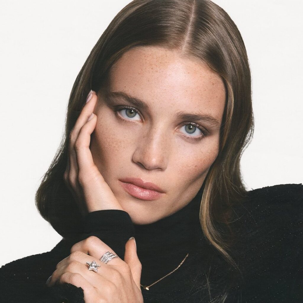 Το απλό hair trick που ανανεώνει το πρόσωπο σε δευτερόλεπτα