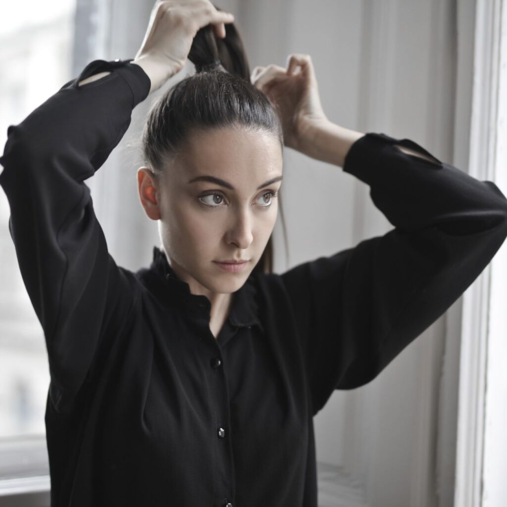 7 έξυπνα styling hacks με λαστιχάκι μαλλιών που κάθε fashionista πρέπει να γνωρίζει