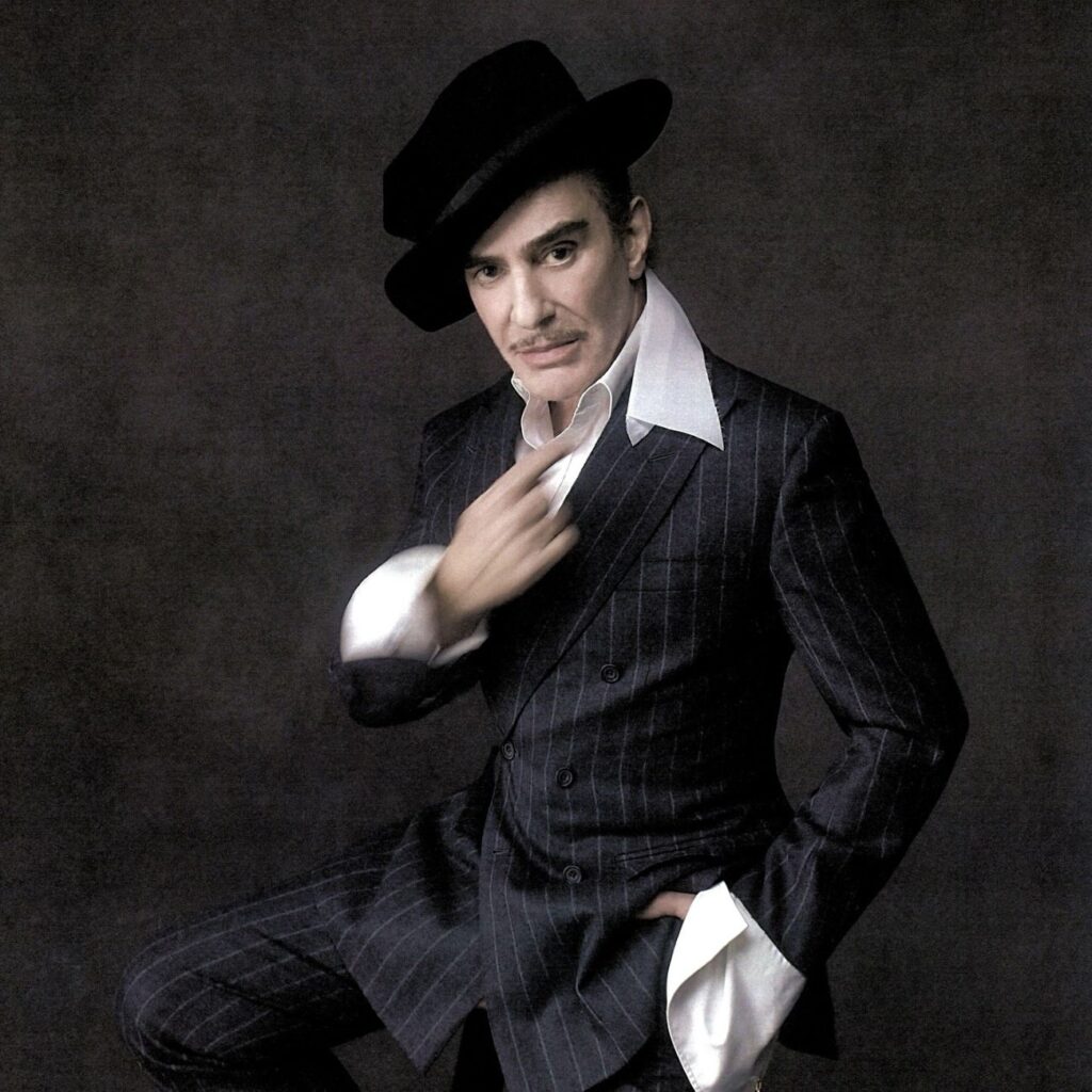 O John (Galliano) πήρε το “όπλο” του