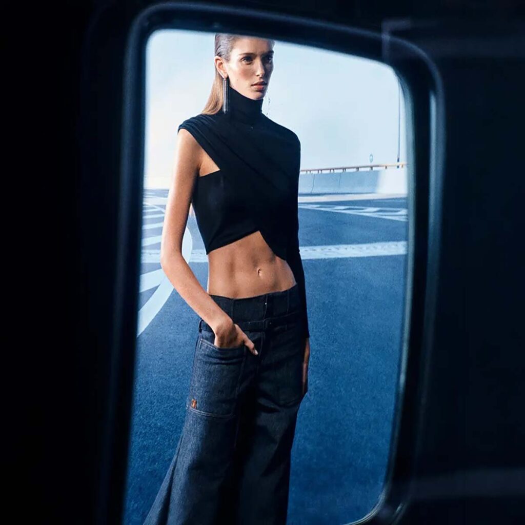 Ο οίκος Courrèges μας βλέπει μέσα από έναν άκρως πρωτότυπο καθρέπτη