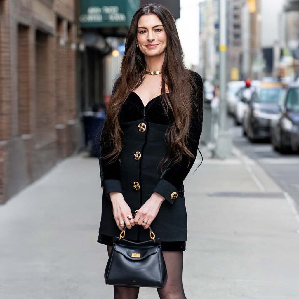 Μαύρο με χρυσό: Η Anne Hathaway είπε “ναι” στον διαχρονικά κομψό συνδυασμό με vintage φόρεμα Versace