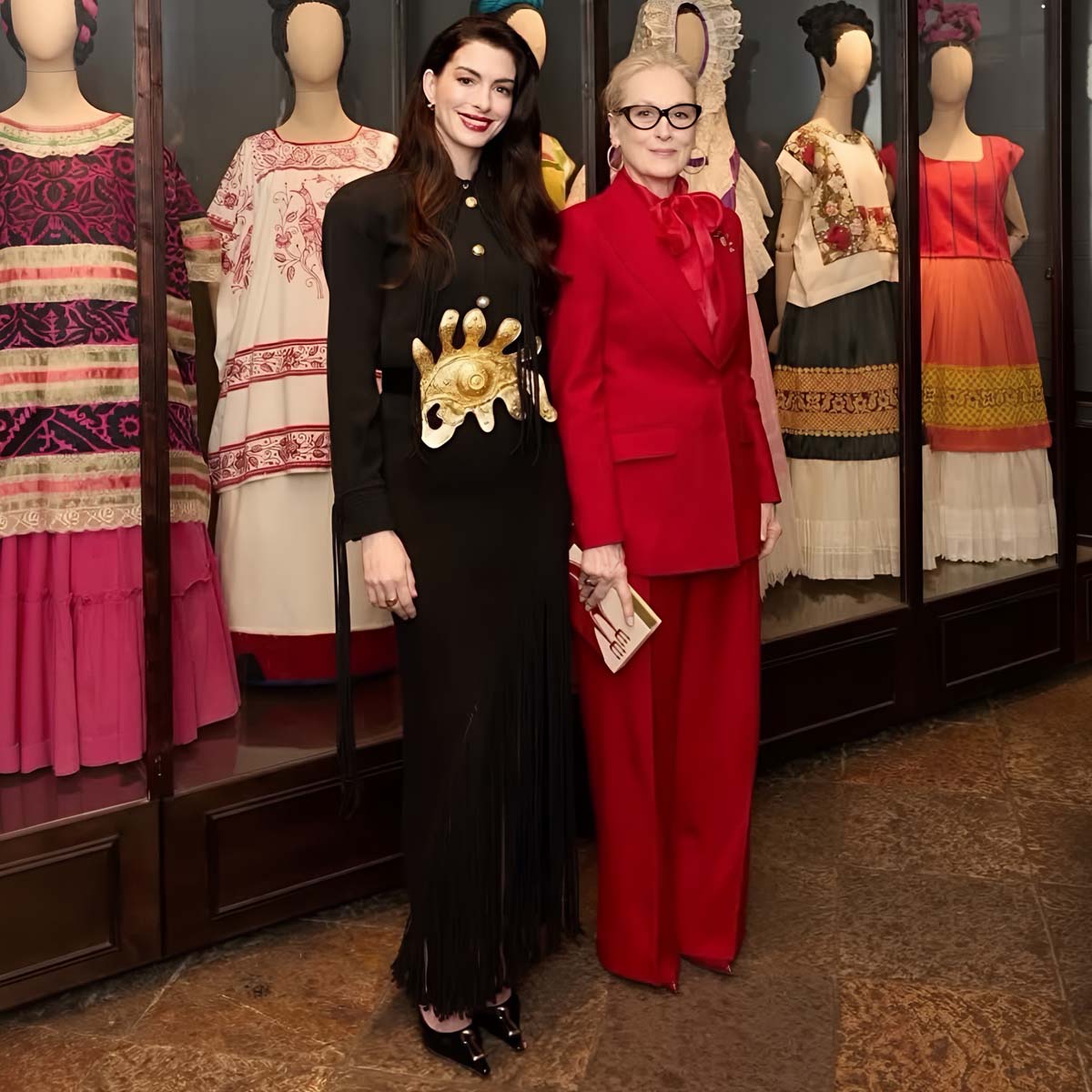 anne-hathaway-pakistan-2