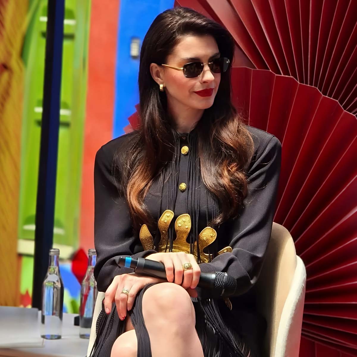 anne-hathaway-pakistan-3