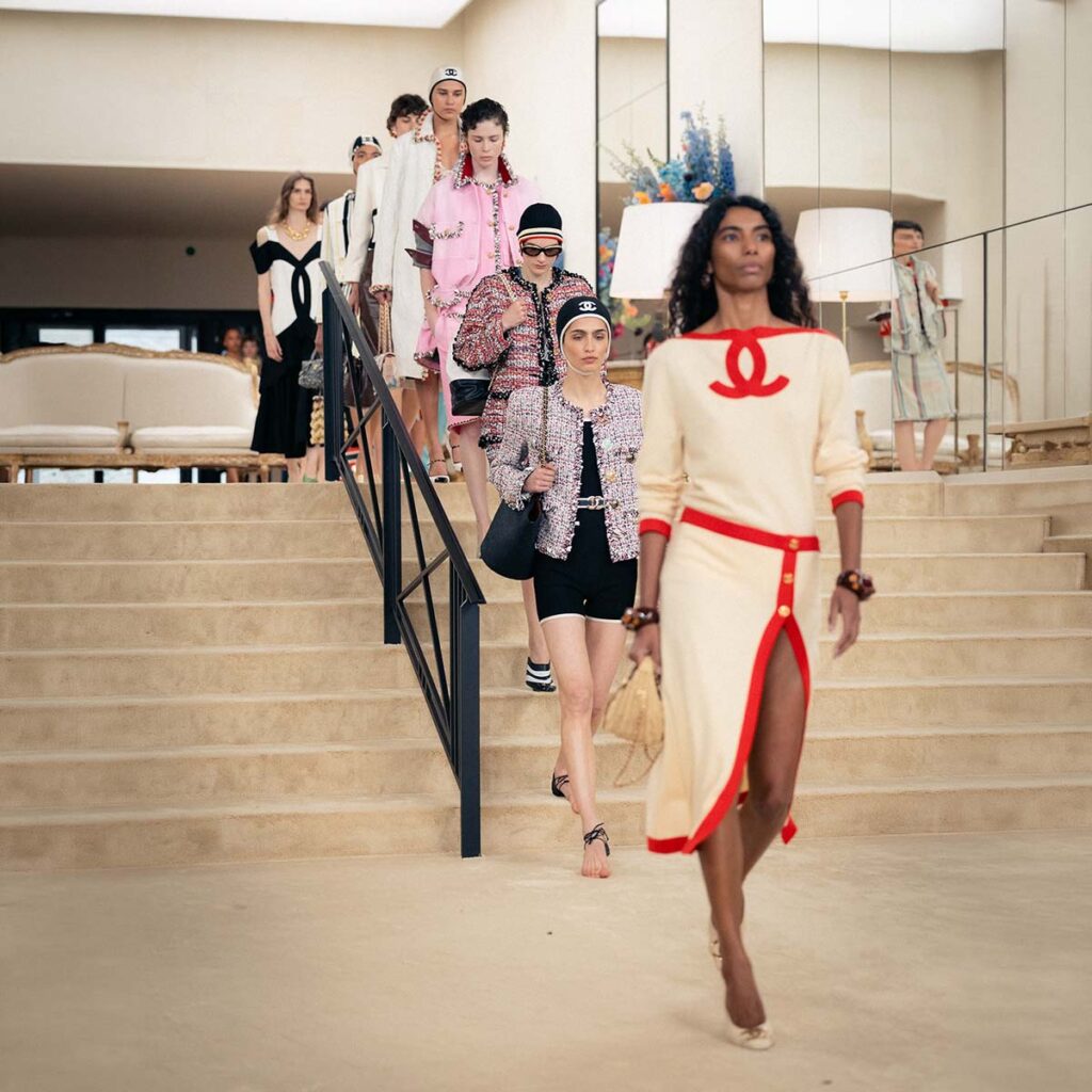 Cruise 2026/2027: Ο Matthieu Blazy βουτά στο αρχείο της Chanel και αναδύεται στο Biarritz